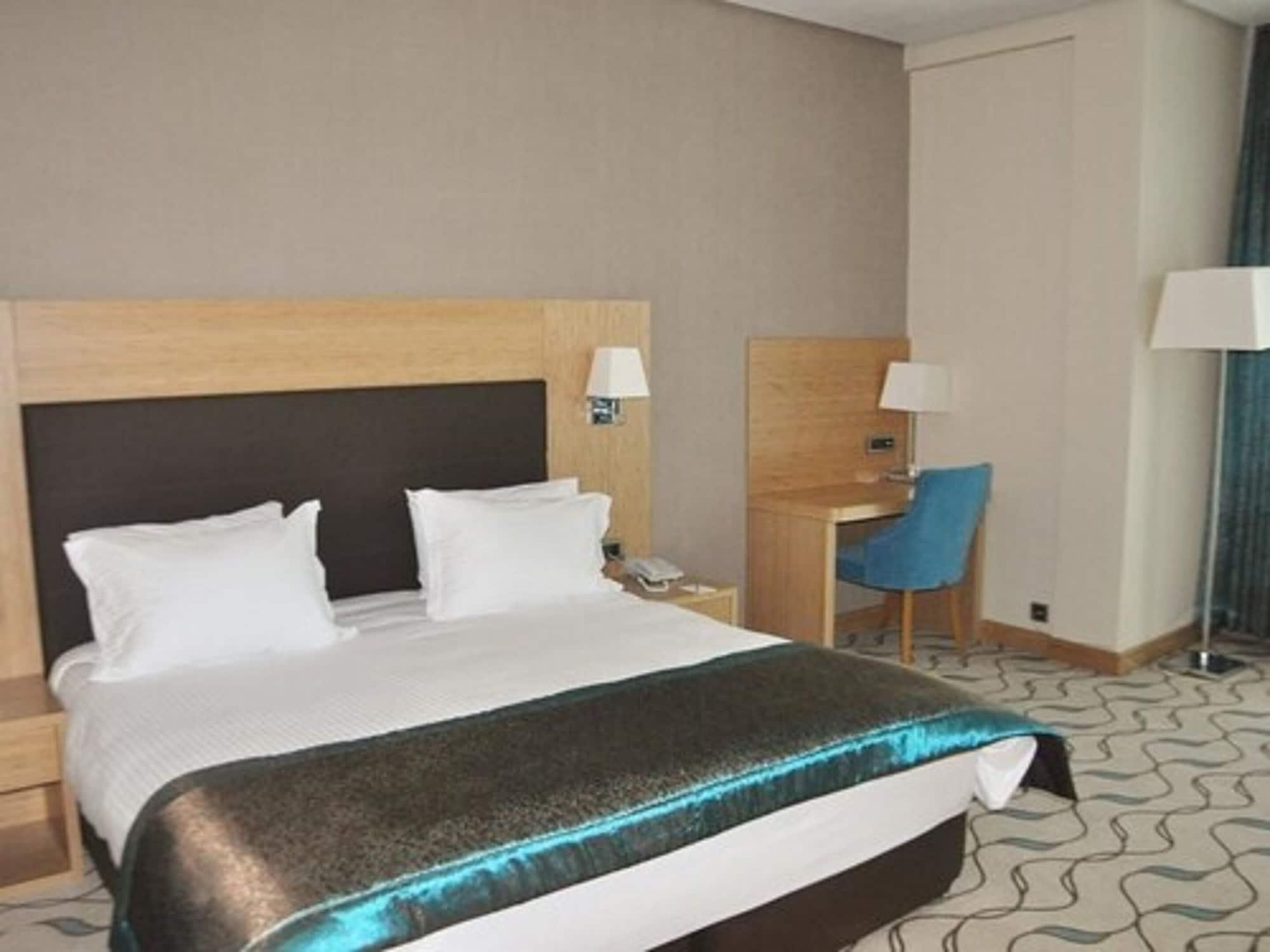 摩尔基酒店 埃迪尔内 外观 照片 A room at the hotel
