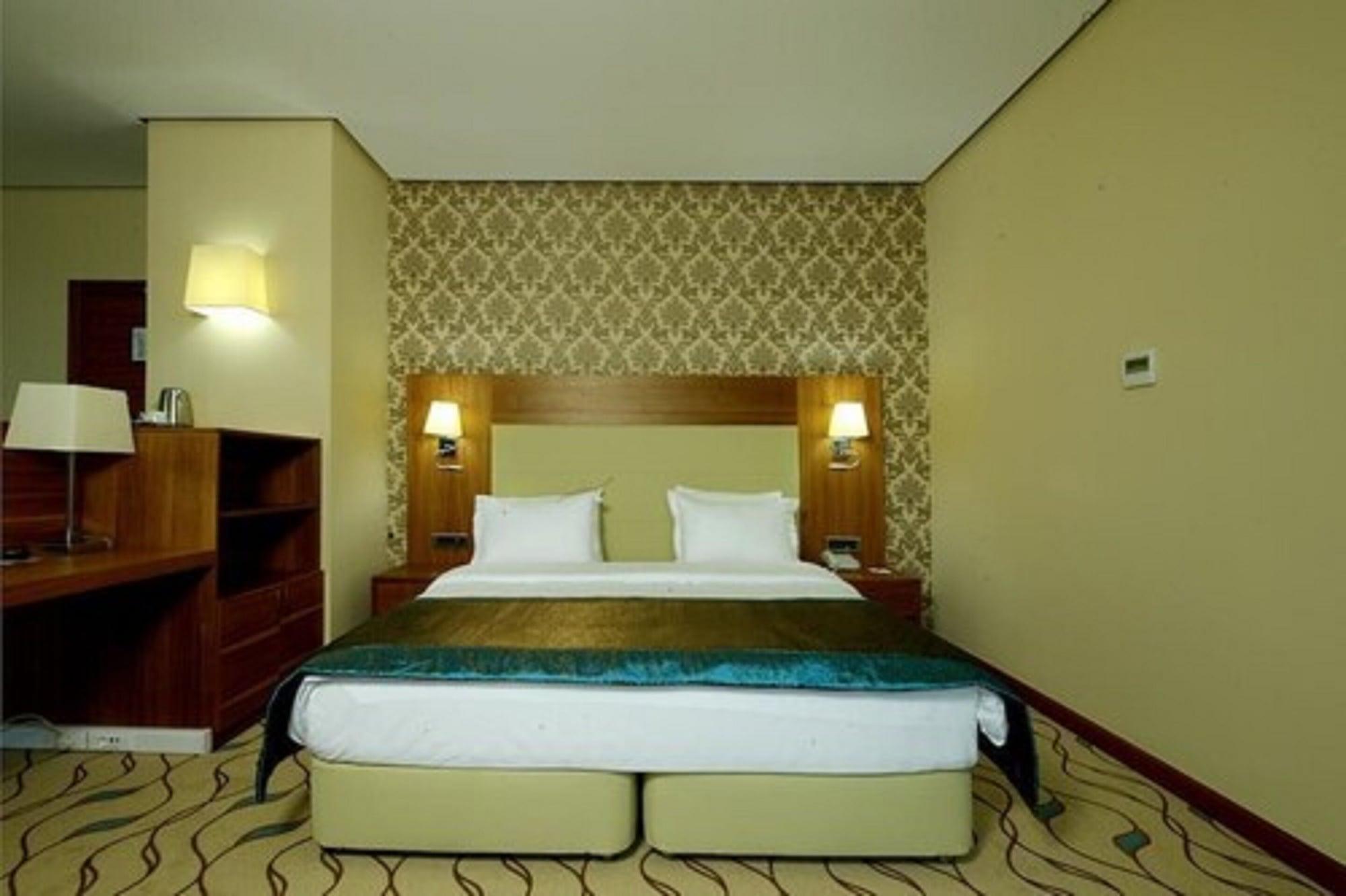 摩尔基酒店 埃迪尔内 外观 照片 A room at the hotel