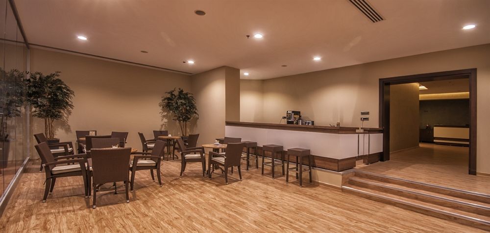 摩尔基酒店 埃迪尔内 外观 照片 The lounge at the airport
