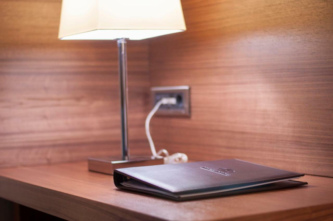 摩尔基酒店 埃迪尔内 外观 照片 A lamp plugged into a wall socket