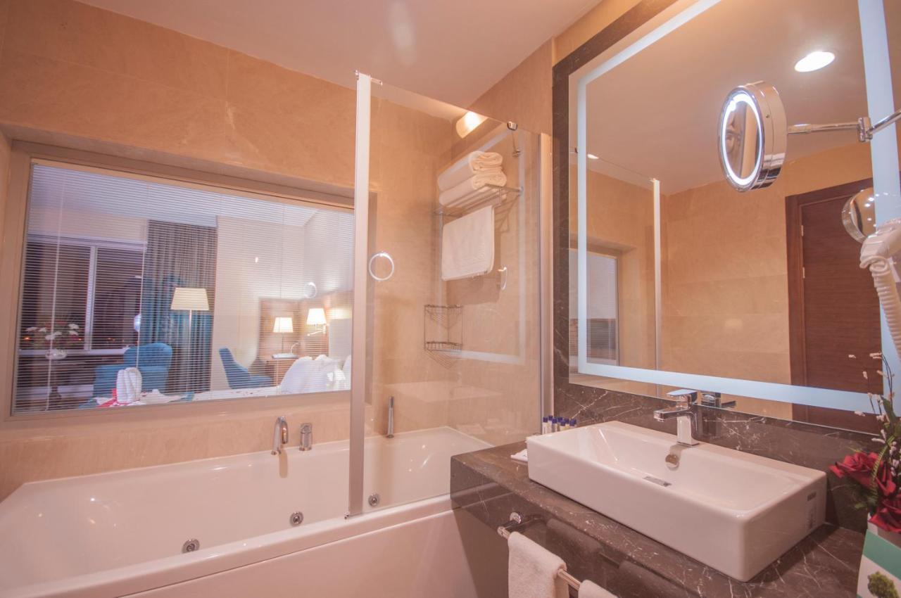 摩尔基酒店 埃迪尔内 客房 照片 A bathroom in a hotel